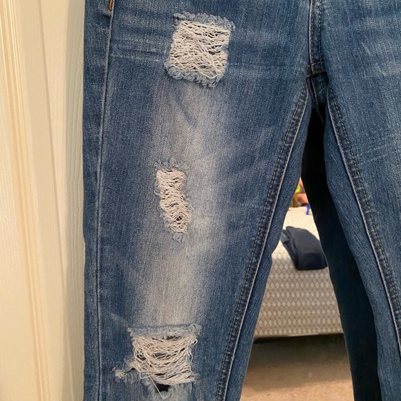 SOLD! Dollhouse distressed roll up skinny Capri - Picture 2 of 5